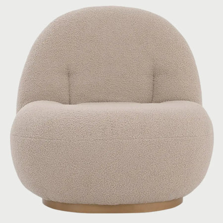 Sillón Toscana GAIA en color beige con silueta curva minimalista y base circular.