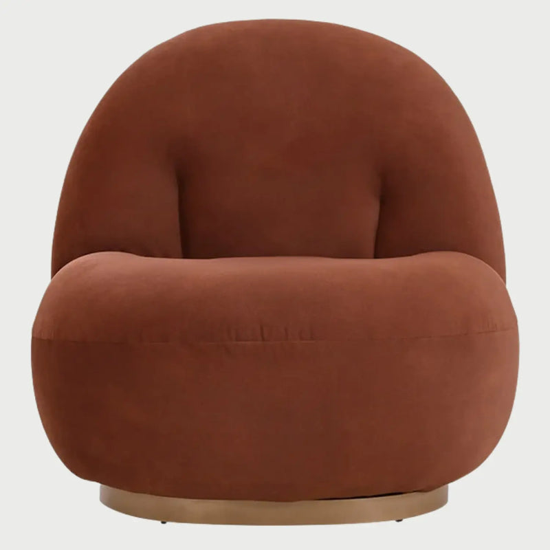 Sillón de diseño contemporáneo Toscana GAIA tapizado en tela color café con formas suaves.