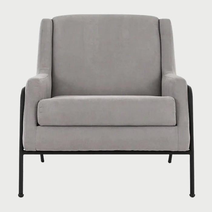 Sillón moderno Tuxama GAIA en tela gris claro con patas metálicas negras y silueta estilizada contemporánea.