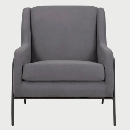 Sillón Tuxama GAIA tapizado en tela gris obscuro con patas de metal negro y respaldo ergonómico.
