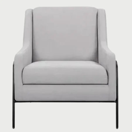 Sillón Tuxama GAIA en tela gris claro con estructura metálica delgada y estilo minimalista.