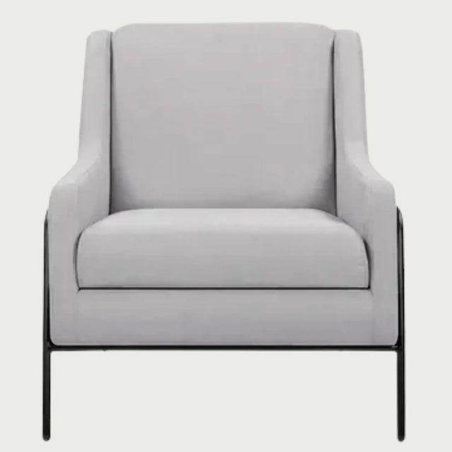Sillón Tuxama GAIA en tela gris claro con estructura metálica delgada y estilo minimalista.