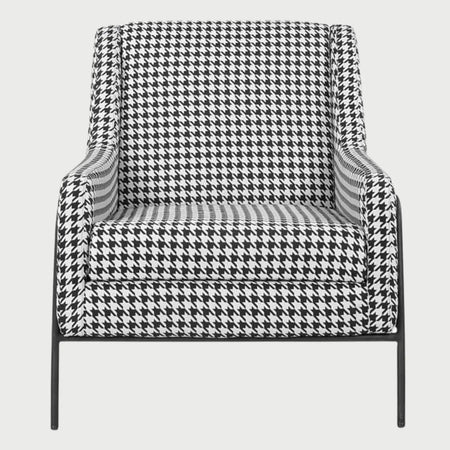 Sillón moderno Tuxama GAIA en color negro con respaldo envolvente y base metálica industrial.