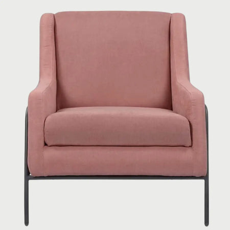 Sillón de acento Tuxama GAIA en color rosa con silueta estilizada y diseño moderno.