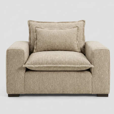 Vista frontal del sillón XL Emilia en tela blanca, resaltando su apariencia luminosa y acogedora con cojines de gran formato que invitan al descanso.