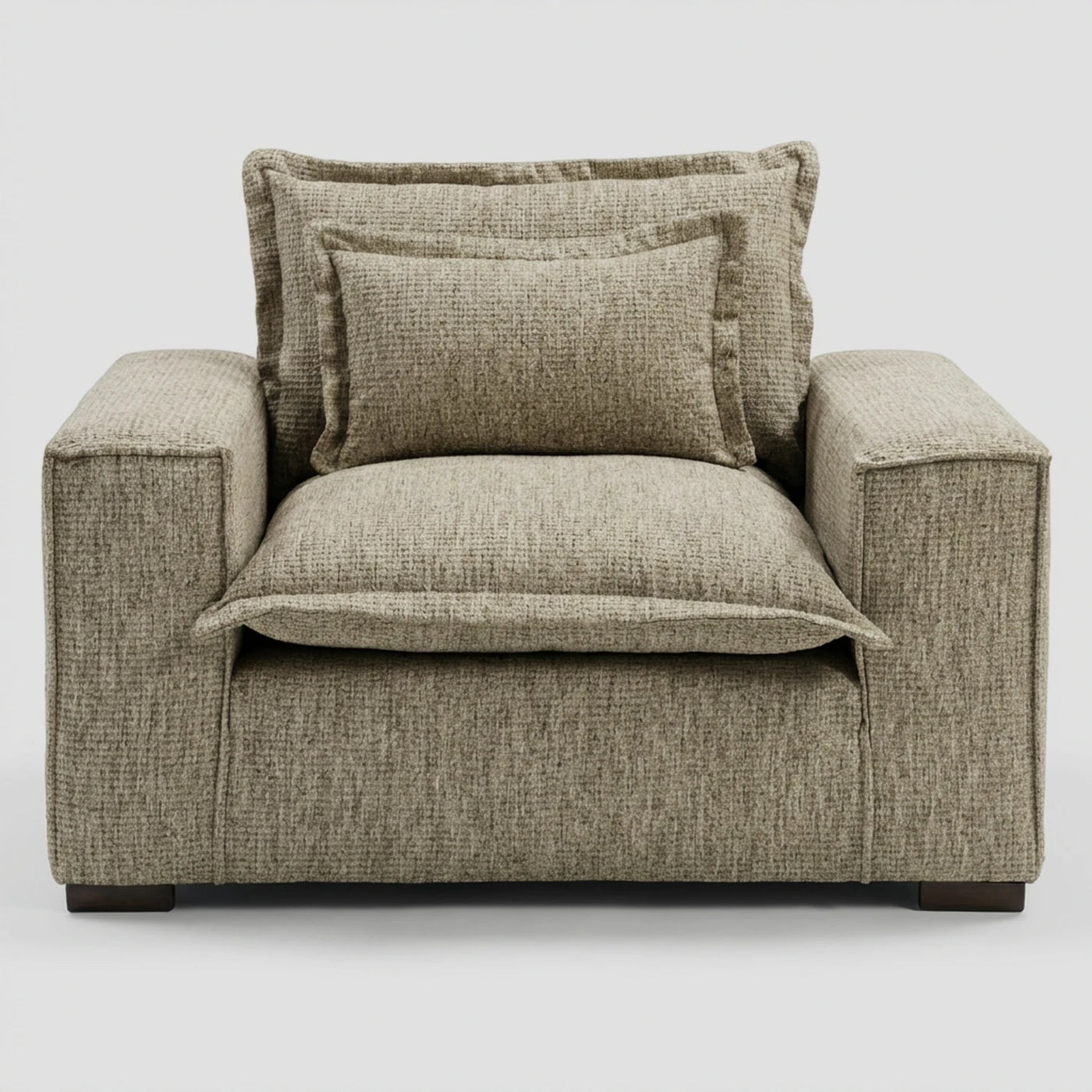 Vista frontal del sillón XL Emilia en color gris oscuro, mostrando su silueta cuadrada y amplia con tapizado de alta calidad y cojines decorativos a juego.