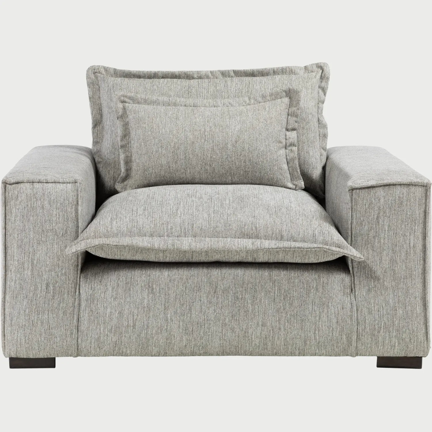 Vista frontal del sillón XL Emilia GAIA en tela gris, destacando su diseño extra ancho con un cojín de asiento mullido y dos cojines de respaldo superpuestos para un confort excepcional.