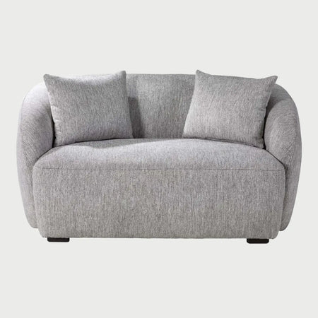 Vista frontal del sillón XL Kant en color gris claro, mostrando su estructura robusta de inspiración orgánica con cojines mullidos que invitan al descanso.