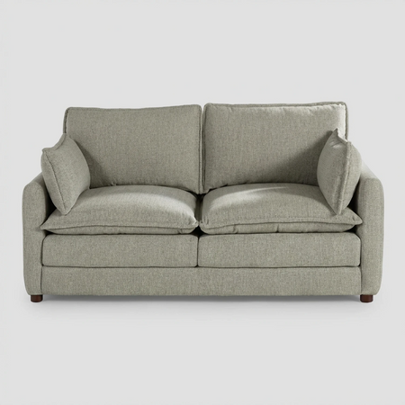 Vista frontal del sofá Andrea de dos cuerpos en color blanco, destacando su apariencia luminosa y el confort de sus cojines acolchados de gran formato.