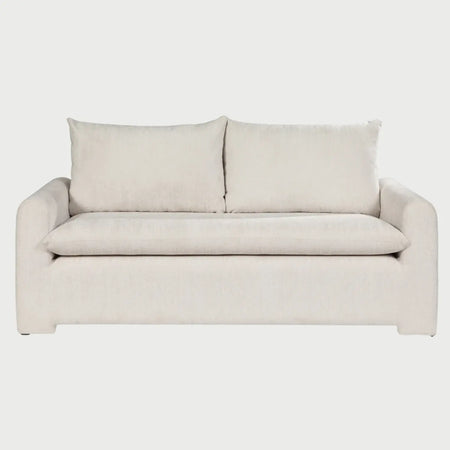 Sofá de dos cuerpos Ani GAIA tapizado en tela blanca con diseño de líneas bajas y cojines confortables vista frontal.