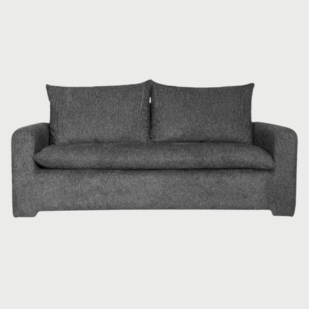 Sofá de dos cuerpos Ani GAIA tapizado en tela color gris con cojines de respaldo y asiento de gran volumen vista frontal.