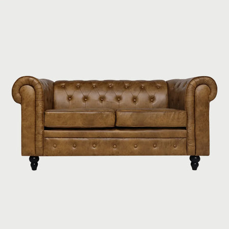 Sofá Bogar de 2 cuerpos estilo Chesterfield en color café, vista frontal directa