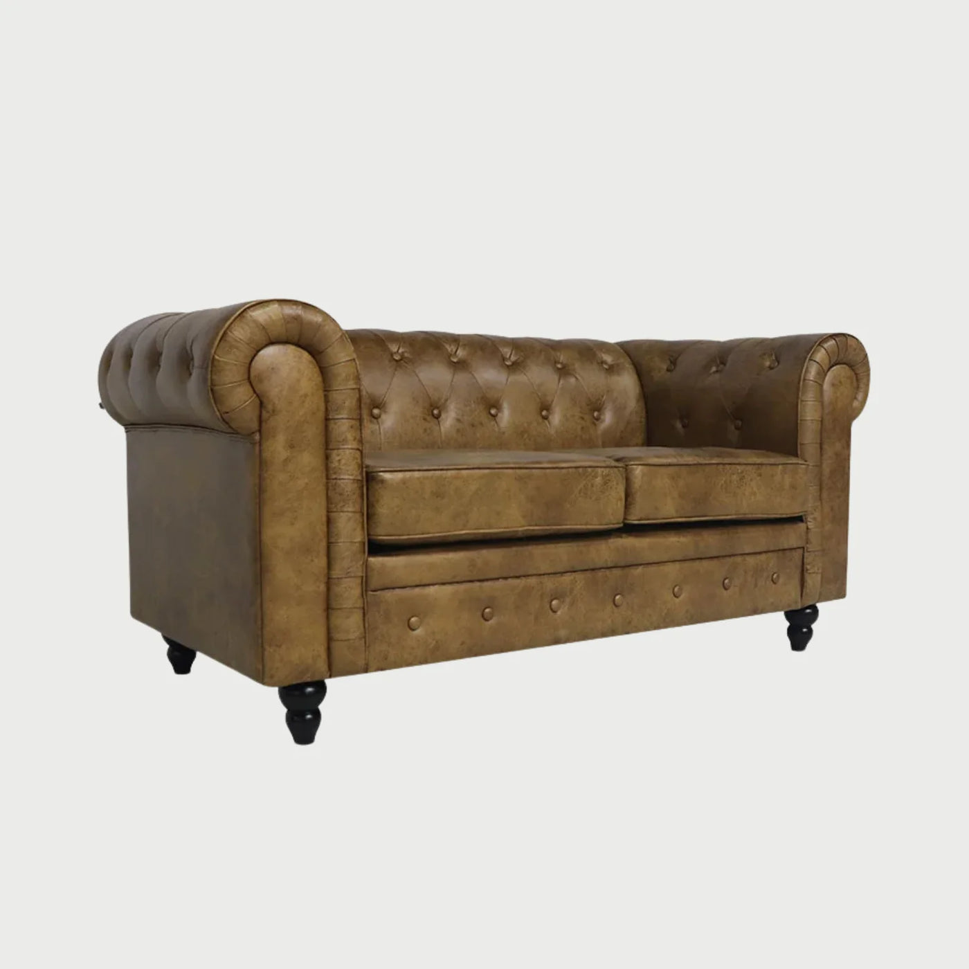 Vista lateral del sofá Chesterfield Bogar color café, destacando el brazo enrollado