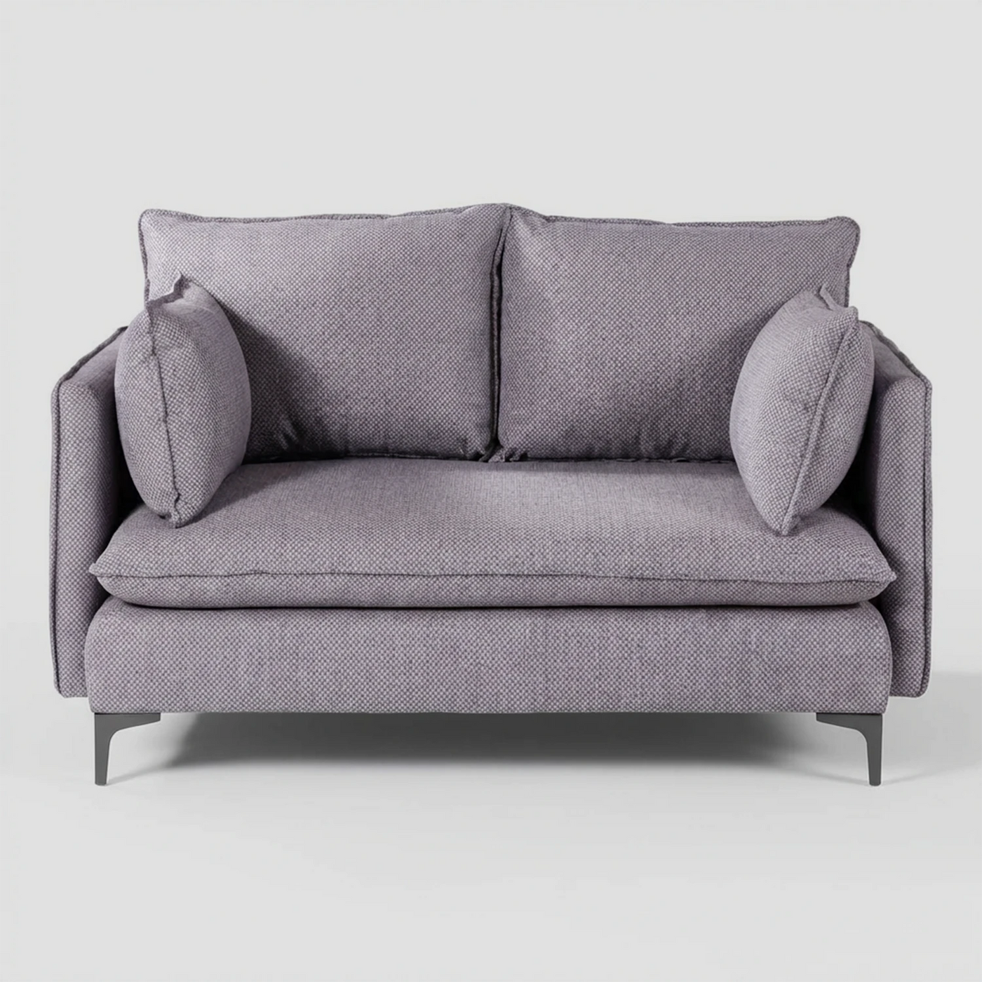 Vista frontal del sofá Cecil GAIA de dos cuerpos en tela gris, destacando su diseño de líneas rectas, cojines de respaldo voluminosos, cojines laterales decorativos y patas metálicas delgadas en color negro.
