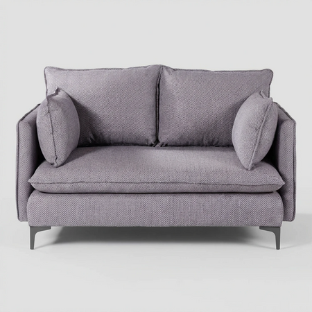 Vista frontal del sofá Cecil GAIA de dos cuerpos en tela gris, destacando su diseño de líneas rectas, cojines de respaldo voluminosos, cojines laterales decorativos y patas metálicas delgadas en color negro.