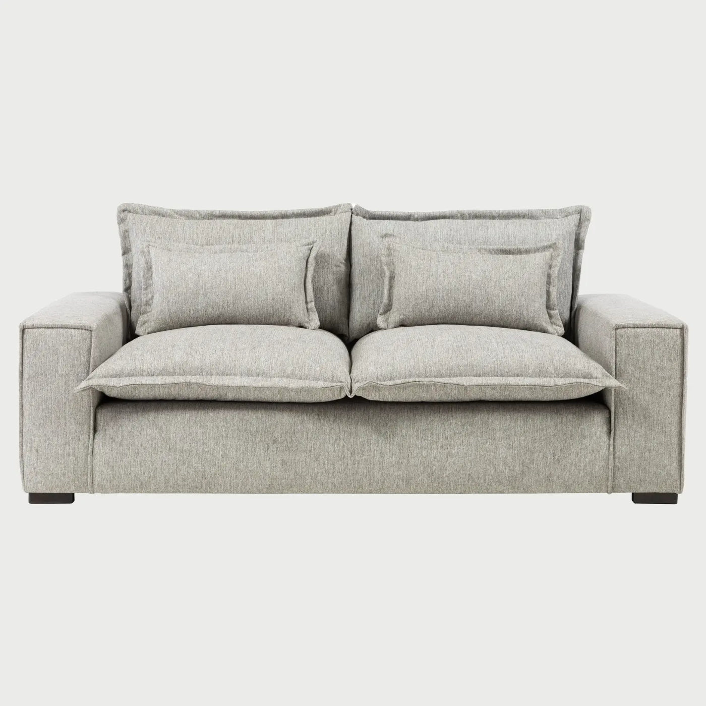 Vista frontal del sofá Emilia GAIA de dos cuerpos en tela gris, destacando su diseño extra ancho con cojines de asiento mullidos y dos juegos de cojines de respaldo superpuestos para un descanso superior.