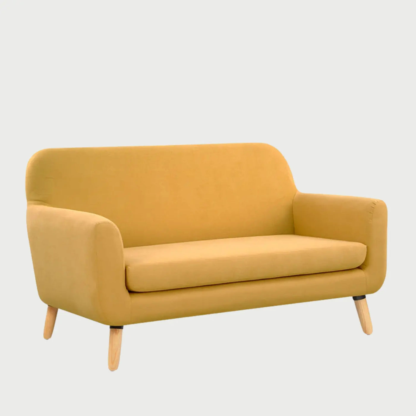 Vista lateral del sofá Jitotol de dos plazas amarillo, resaltando el perfil suavemente redondeado de su estructura y la inclinación de las patas de madera de encino que le otorgan un aire moderno.