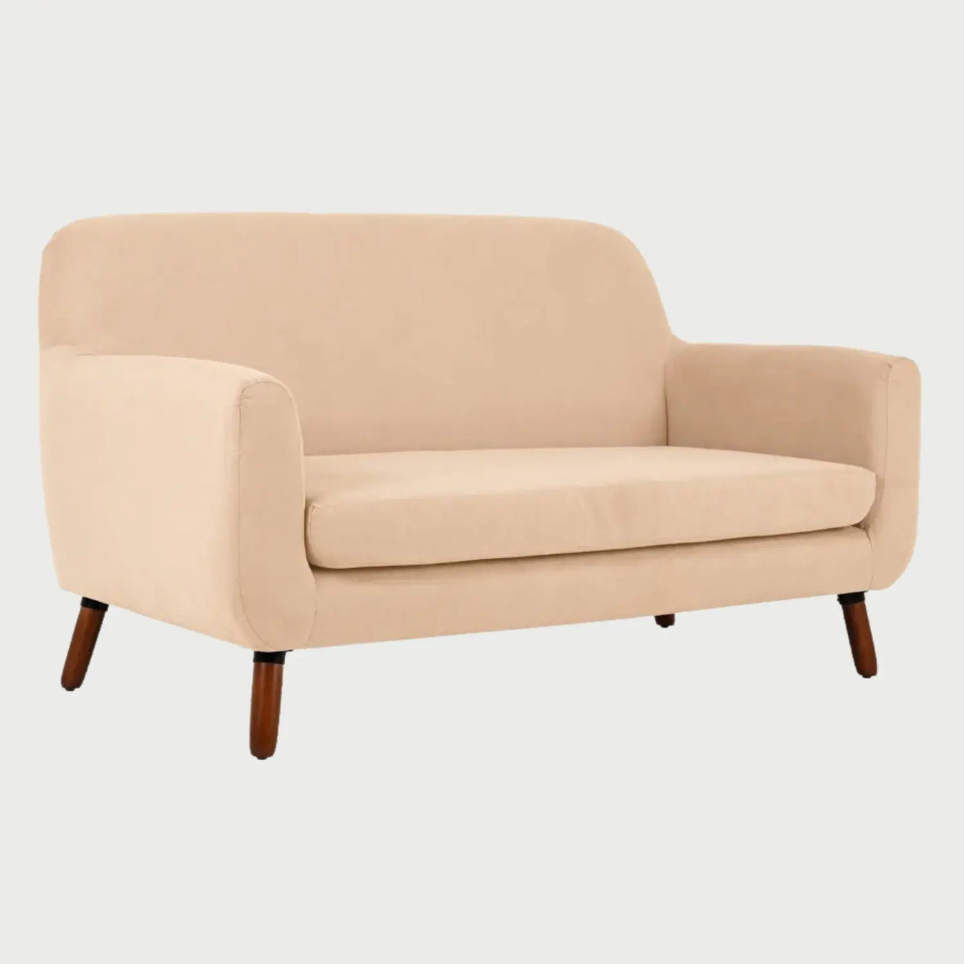 Vista lateral del sofá Jitotol beige, donde se aprecia la continuidad curva entre el respaldo y los brazos, resaltando la elegancia de sus patas de madera en tono nogal.