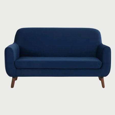 Sofá de dos cuerpos Jitotol GAIA tapizado en terciopelo azul con patas de madera color nogal y diseño de líneas curvas.