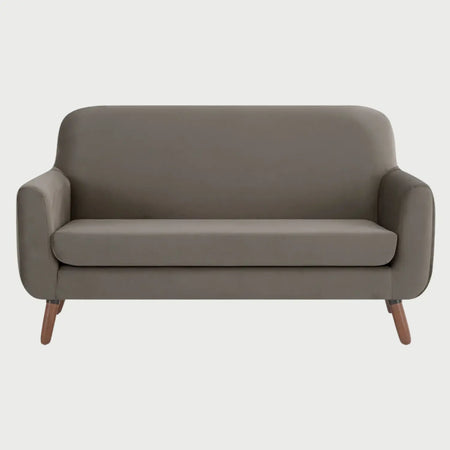 Sofá Jitotol GAIA de 2 cuerpos en terciopelo beige con patas de madera color nogal vista frontal.