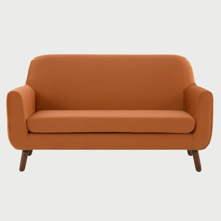Sofá de dos cuerpos Jitotol GAIA tapizado en terciopelo naranja con patas de madera color nogal.