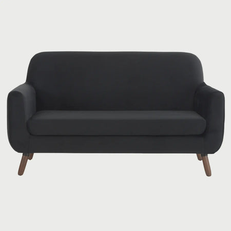 Sofá de dos cuerpos Jitotol GAIA tapizado en terciopelo negro con estructura de patas de madera en acabado nogal.