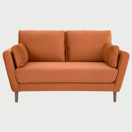 Sofá Levanto GAIA de 2 cuerpos en tela café con patas de madera acabado nogal vista de frente.