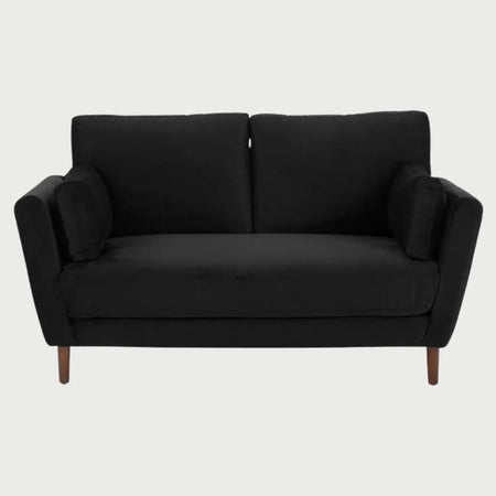 Sofá de dos cuerpos Levanto GAIA tapizado en tela negra con diseño de cojines mullidos y patas de madera color nogal.