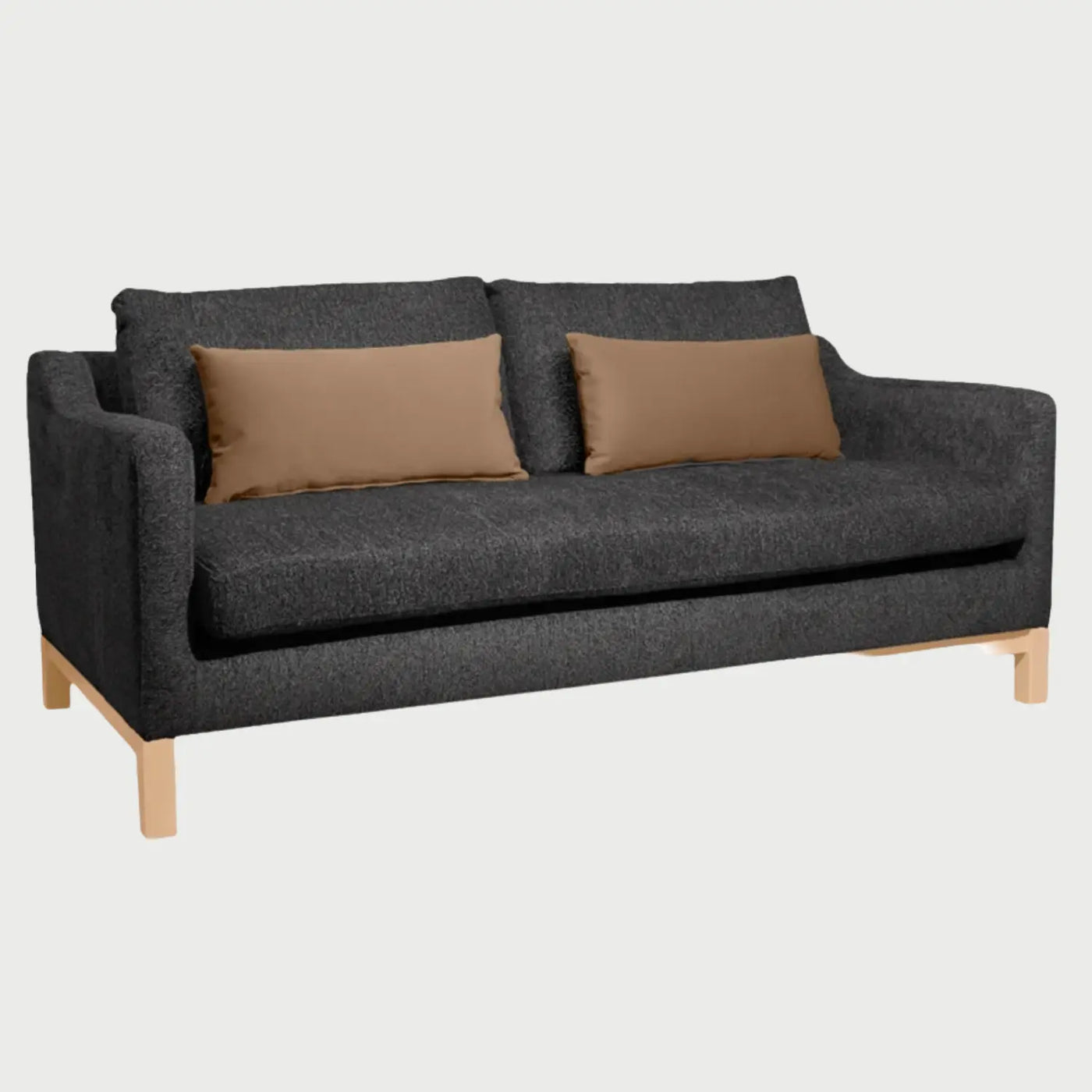 Vista lateral del sofá de dos cuerpos Mar GAIA en tela gris oscuro, mostrando su silueta compacta, brazos rectos y patas de madera con acabado natural.