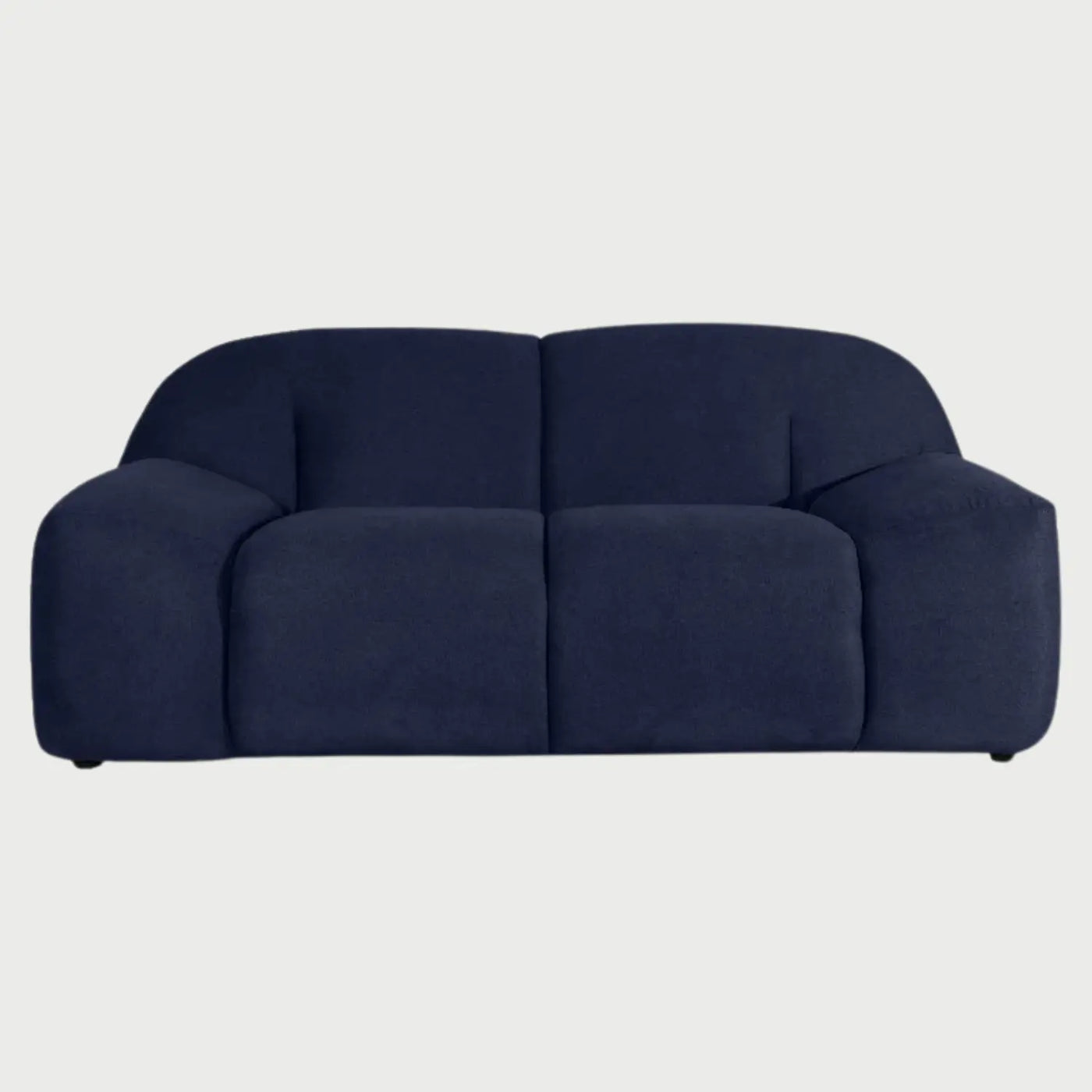 Sofá de dos cuerpos Marcus GAIA tapizado en tela azul obscuro con diseño de silueta redondeada y cojines integrados vista frontal.