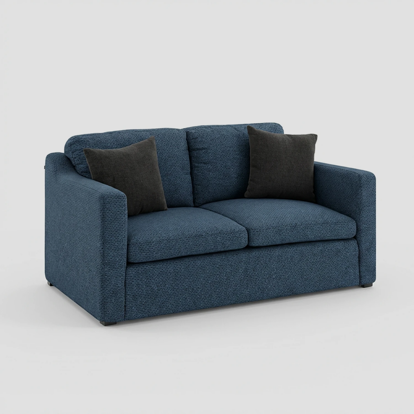 Vista lateral del sofá Marie azul, resaltando la estructura compacta de los descansabrazos y la profundidad del asiento diseñado para espacios modernos y funcionales.