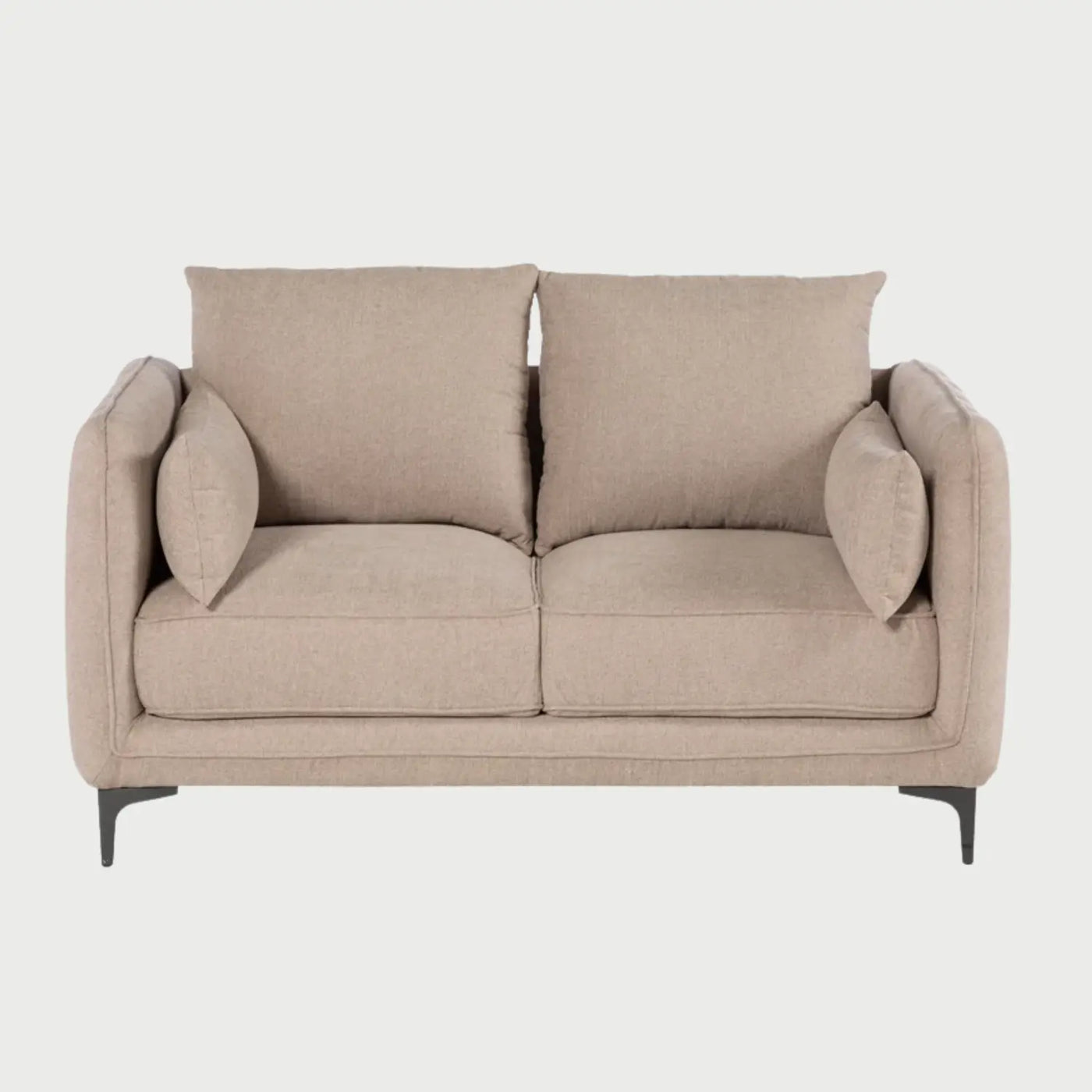 Vista frontal del sofá Marina de dos cuerpos en color beige, resaltando su estética cálida y acogedora con cojines de asiento profundos y estructura de líneas limpias.