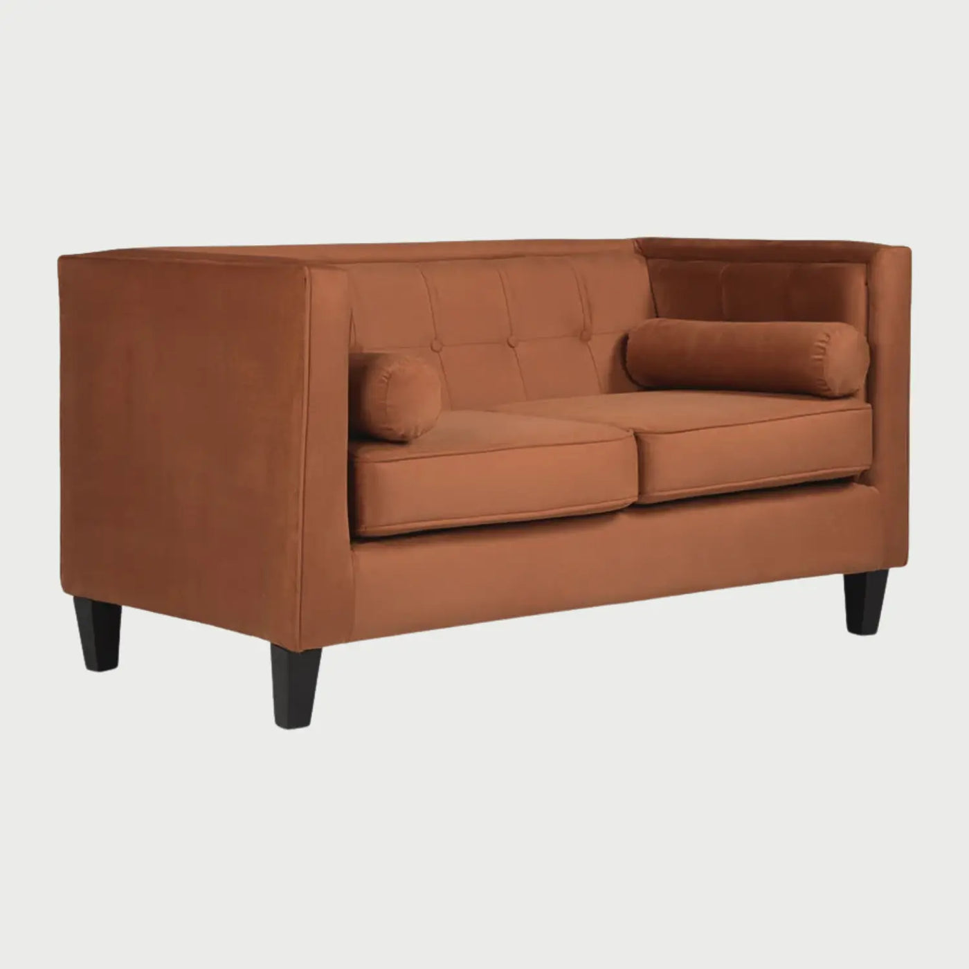 Vista de perfil del sofá de dos cuerpos Moncayo GAIA en terciopelo naranja, mostrando la profundidad del asiento, el diseño de brazos rectos y el soporte de sus patas oscuras.