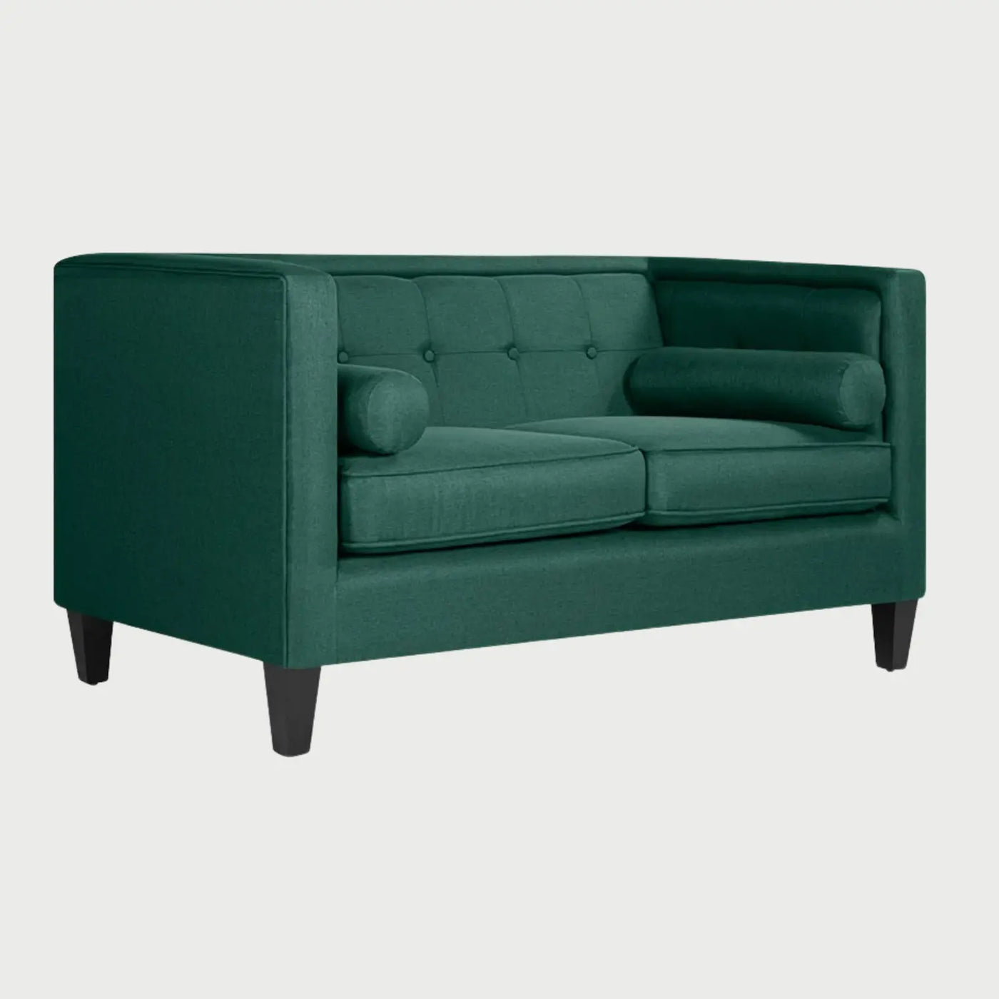 Vista lateral del sofá de dos cuerpos Moncayo GAIA en tela verde, mostrando su perfil de líneas rectas, la profundidad del asiento y el soporte de las patas delgadas en color negro.