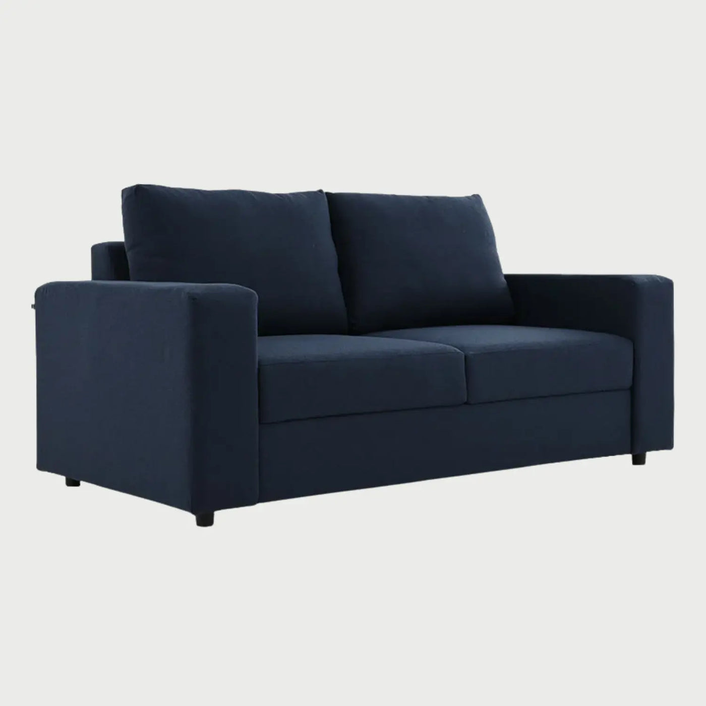 Vista lateral del sofá de dos cuerpos Ocampos GAIA en tela azul marino, mostrando su perfil contemporáneo de brazos rectos y patas metálicas delgadas.