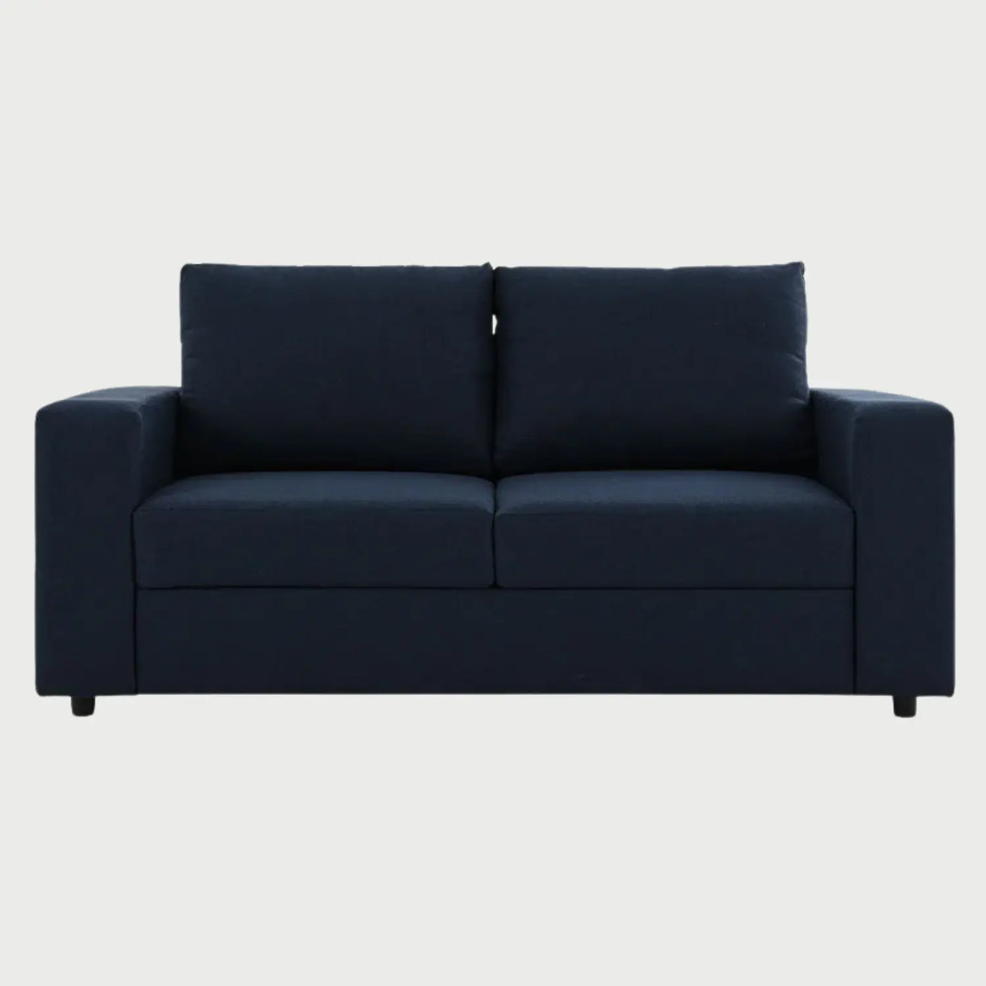 Sofá de dos cuerpos Ocampos GAIA tapizado en tela azul con diseño de brazos anchos y cojines de respaldo rectangulares.