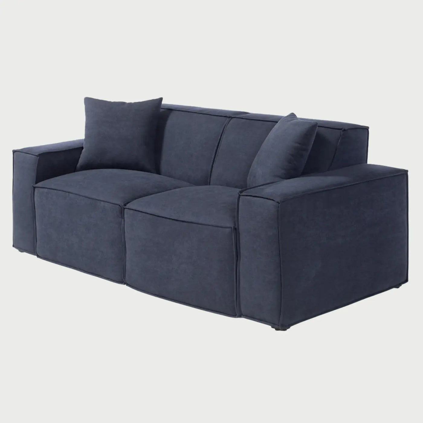 Vista lateral del sofá de dos cuerpos Otto GAIA en tela azul, mostrando su perfil de líneas rectas, la profundidad del asiento y las patas metálicas delgadas en color negro.