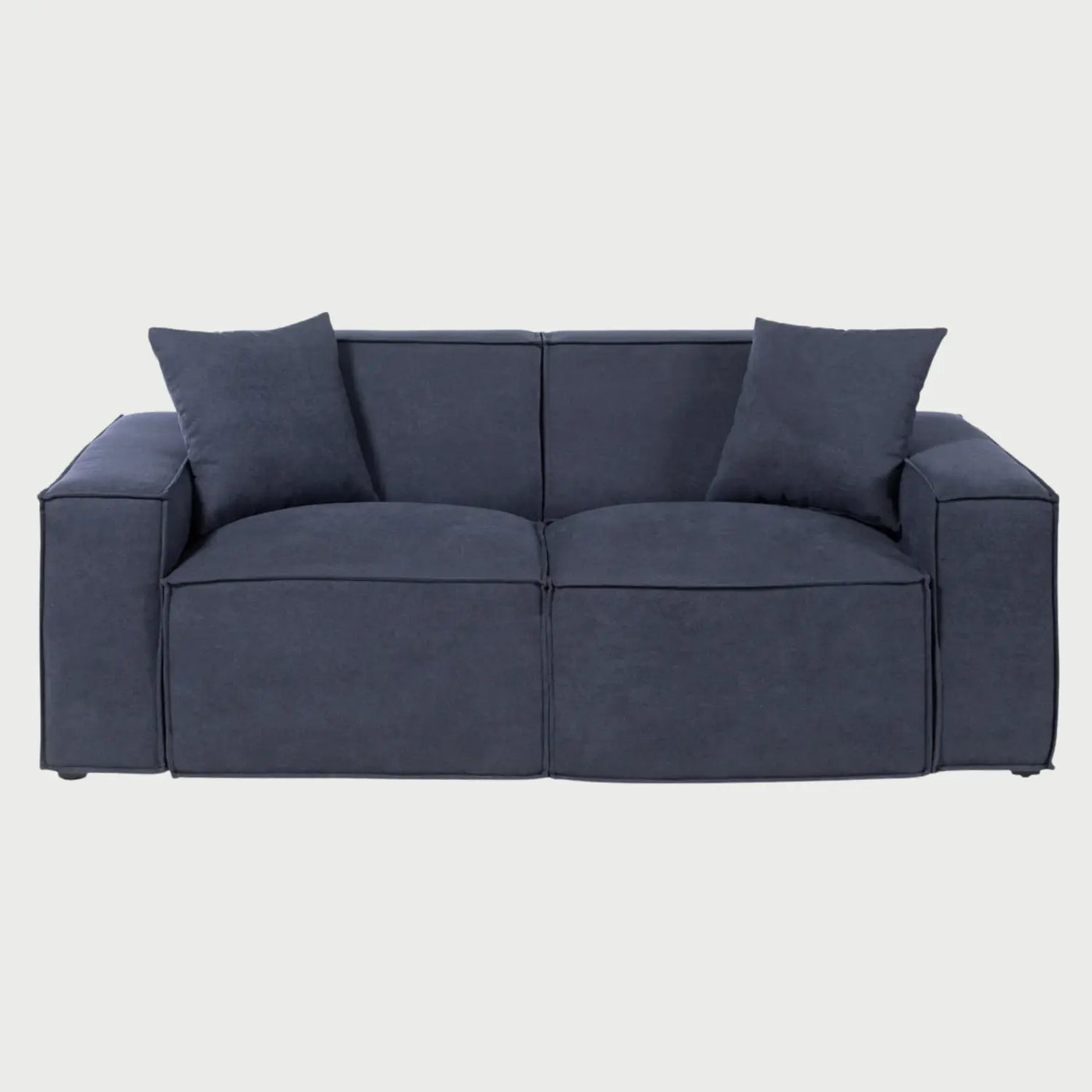 Sofá de dos cuerpos Otto GAIA tapizado en tela azul con cojines de asiento y respaldo profundos y mullidos vista frontal.