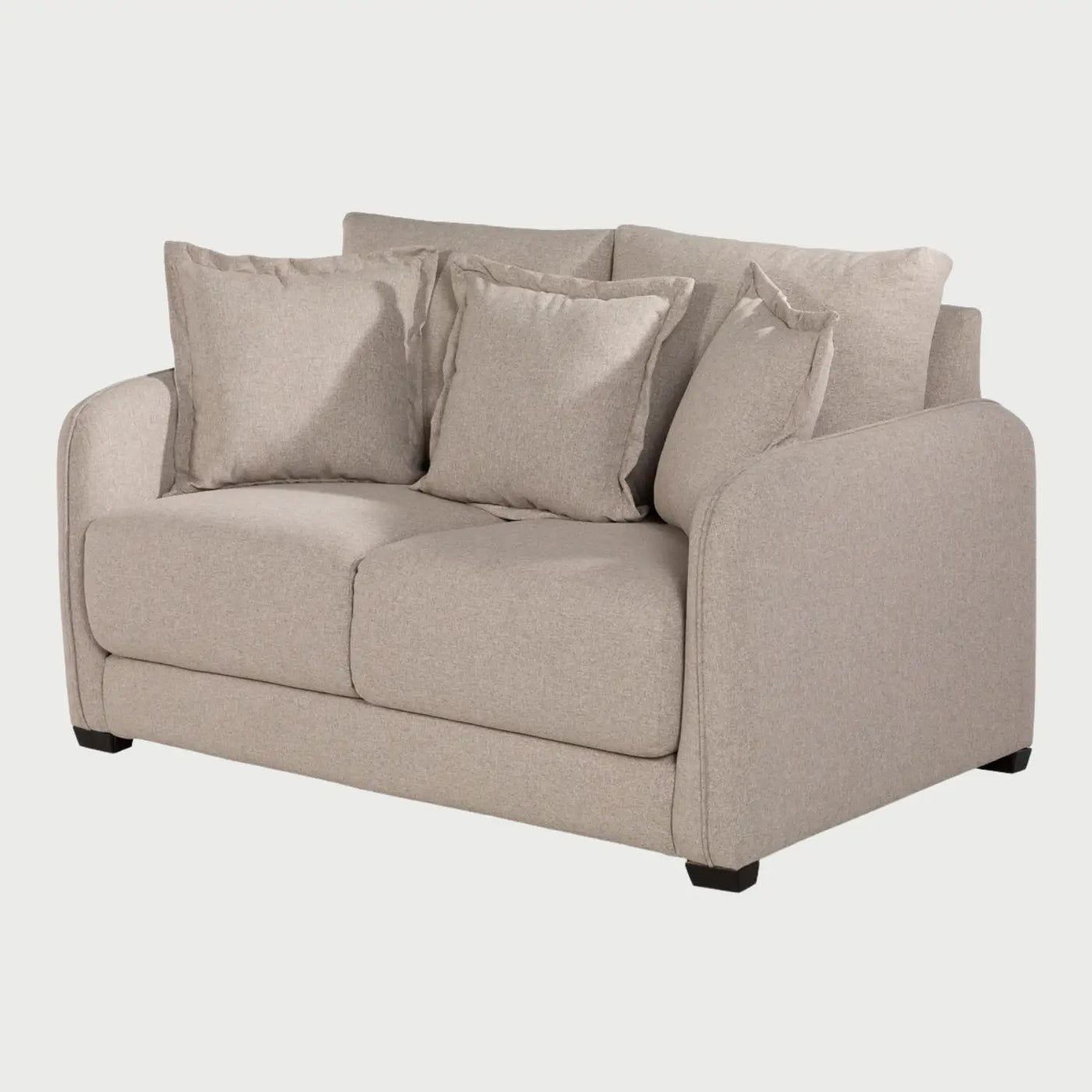 Vista de perfil del sofá de dos cuerpos Paolo GAIA en tela beige, mostrando los brazos rectos, el grosor del cojín del asiento y las patas metálicas negras.