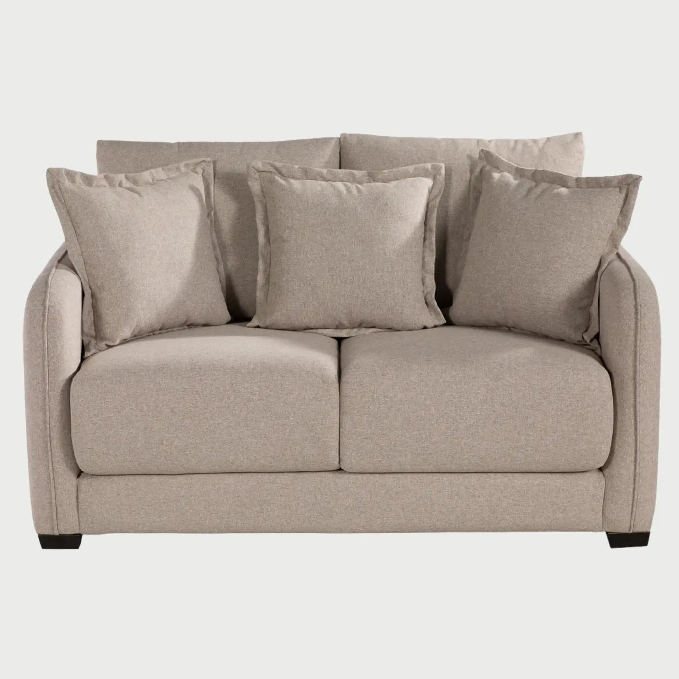 Sofá de dos cuerpos Paolo GAIA tapizado en tela beige con tres cojines decorativos frontales y patas oscuras discretas.