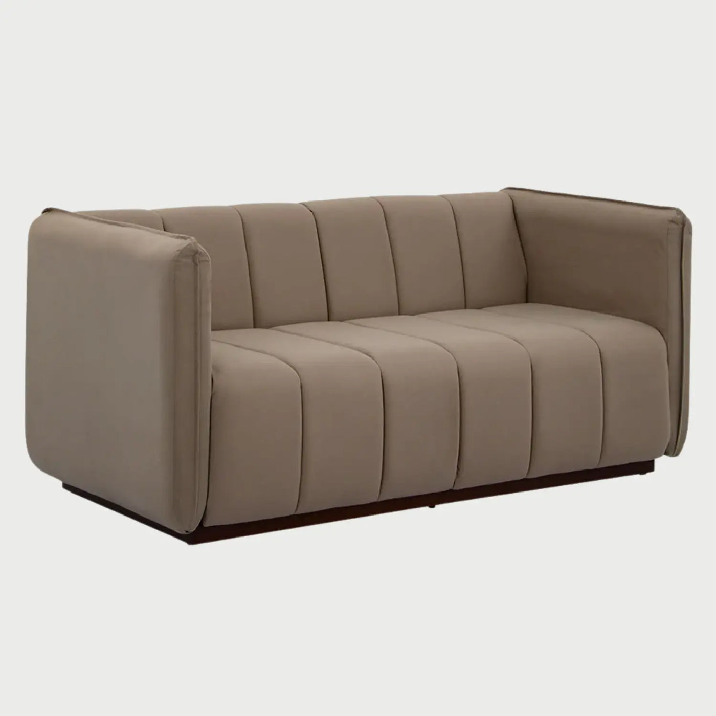 Vista lateral del sofá de dos cuerpos Porfirio GAIA, mostrando la profundidad del asiento, el diseño de brazo recto y el soporte de las patas metálicas delgadas.