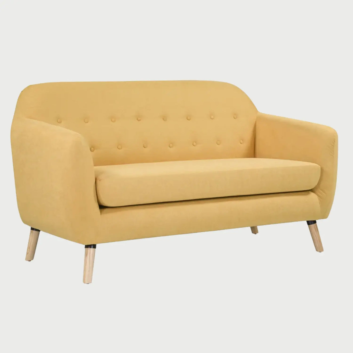 Vista lateral del sofá de dos cuerpos San Blas GAIA en tela amarilla, mostrando la silueta envolvente del respaldo unido a los brazos y las patas de madera clara estilo encino.