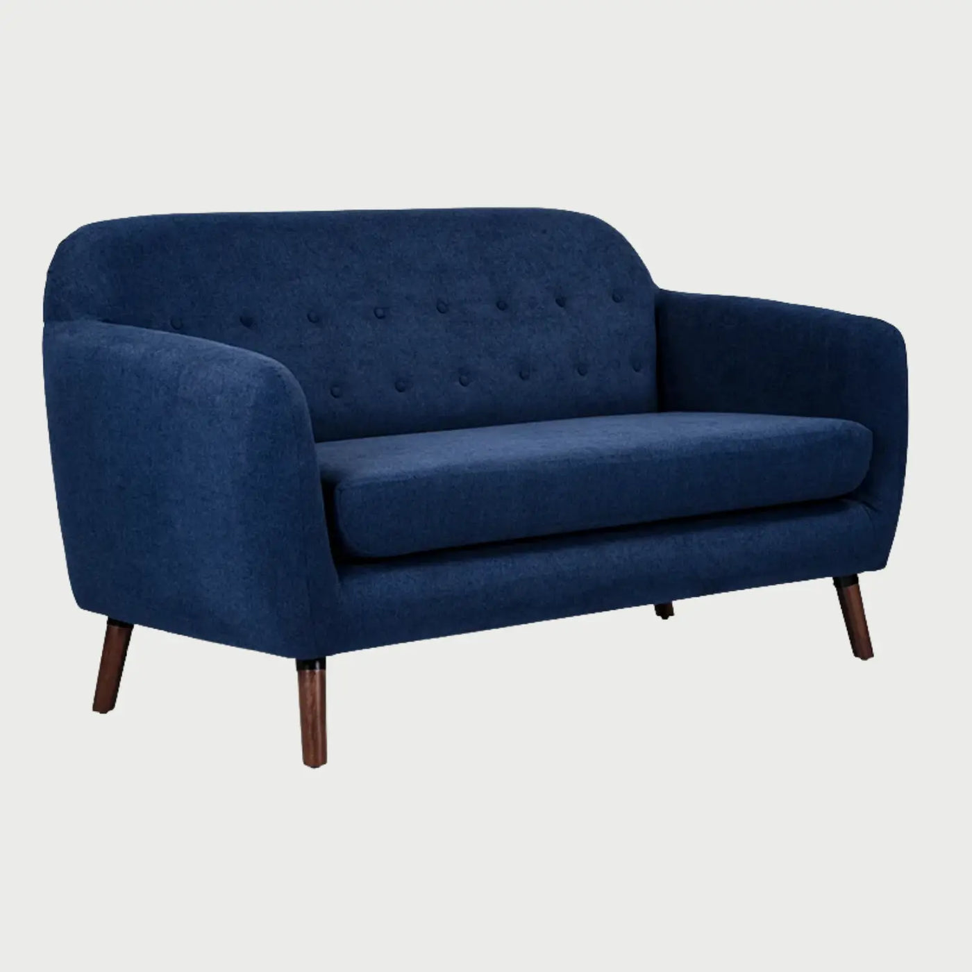 Vista lateral del sofá de dos cuerpos San Blas GAIA en tela azul, mostrando la curva orgánica que une el respaldo con los brazos y las patas de madera en acabado nogal.