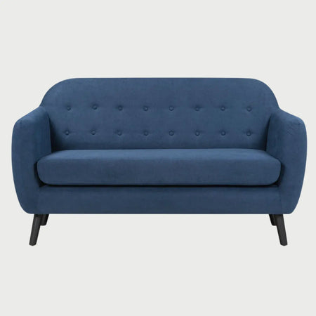 Sofá de dos cuerpos San Blas GAIA tapizado en tela azul con silueta curva y patas metálicas delgadas.