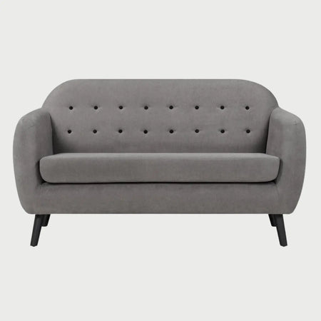 Sofá de dos cuerpos San Blas GAIA tapizado en tela gris con diseño de respaldo dividido en secciones verticales y patas oscuras.