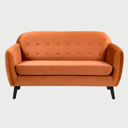 Sofá moderno San Blas GAIA de 2 cuerpos tapizado en tela naranja con detalles de botones en el respaldo y estilo retro.