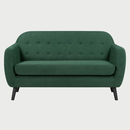 Sofá de dos cuerpos San Blas GAIA tapizado en tela verde esmeralda con diseño de inspiración Mid-Century y patas inclinadas.