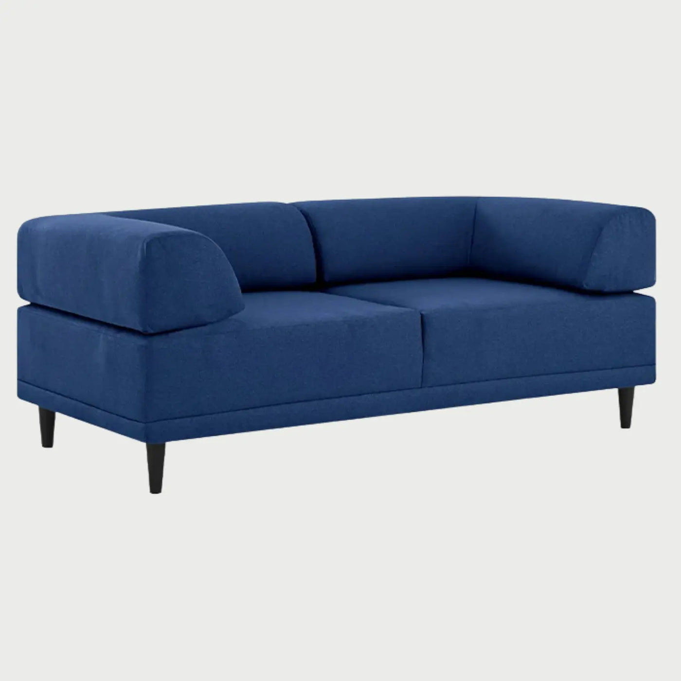 Vista lateral del sofá de dos cuerpos Santa Cecilia GAIA en tela azul oscuro, mostrando el diseño curvo continuo del respaldo a los brazos y las patas de madera inclinadas.