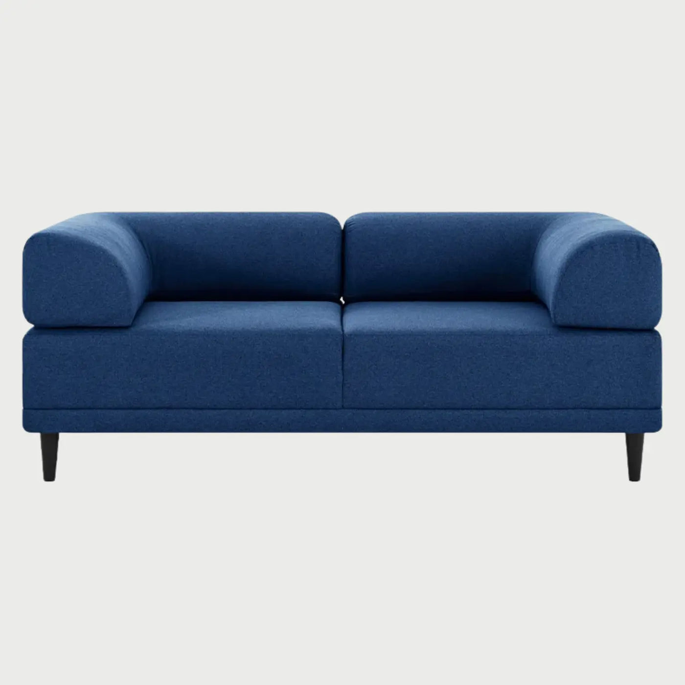 Sofá de dos cuerpos Santa Cecilia GAIA tapizado en tela azul marino con cojines laterales a juego y patas de madera cilíndricas.