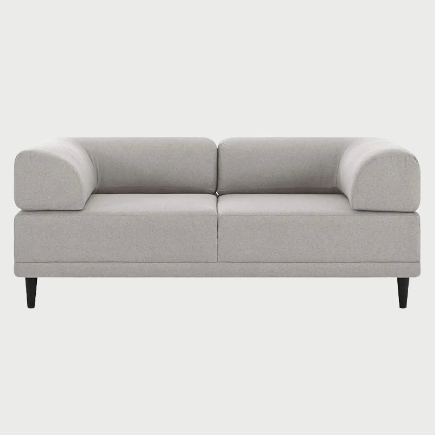Sofá moderno Santa Cecilia GAIA de 2 cuerpos en tela gris claro con diseño de respaldo dividido y cojines de acento laterales.